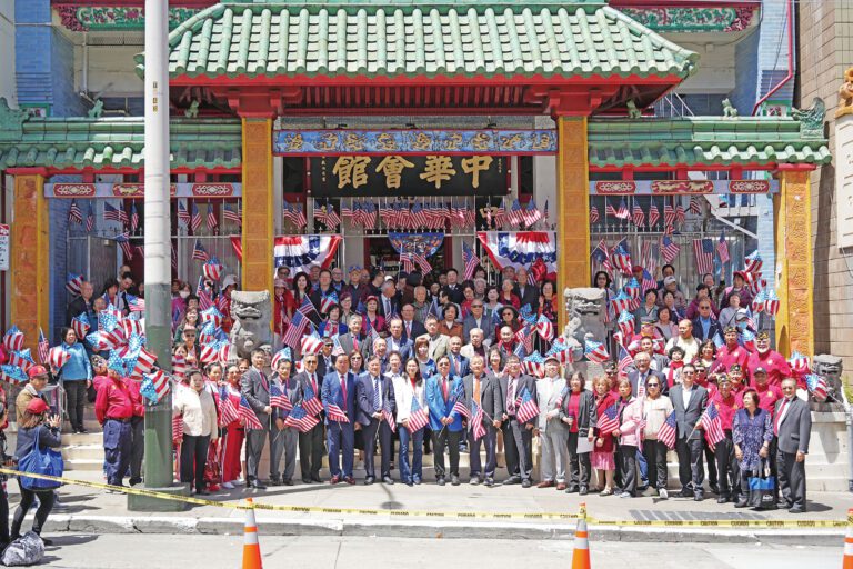 中華總會館門前舉辦盛大升旗儀式，慶祝建國250周年。記者黃偉江攝