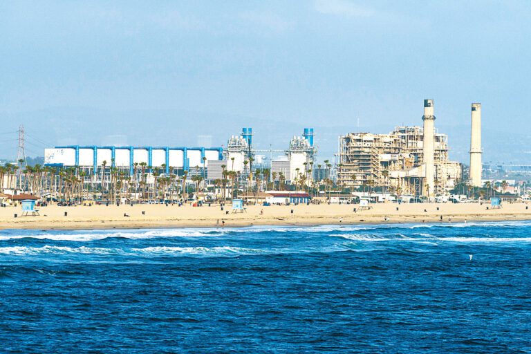 加州海岸委員會規管沿海地區各類開發項目，包括2022年否決了亨廷頓海灘海水淡化廠建案。美聯社資料圖片