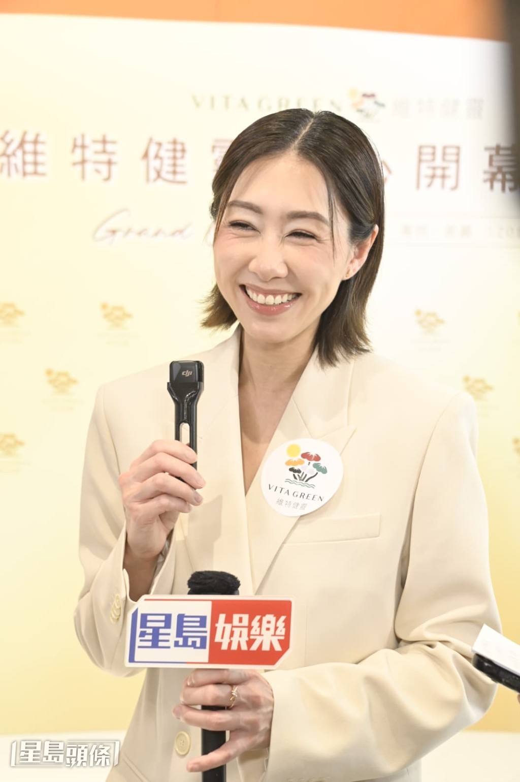 胡定欣談及推出新歌,笑言「畀個機會我玩」爭新人獎。
