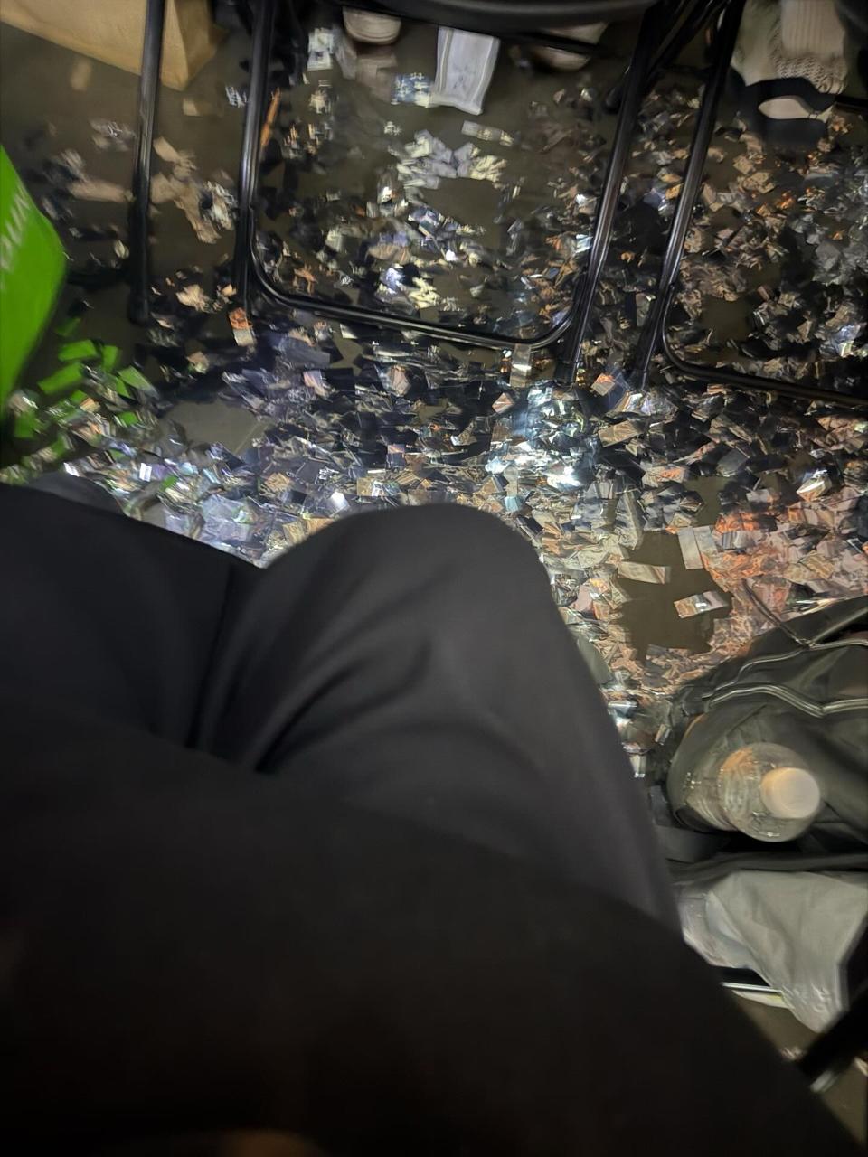 有現場觀眾拍下禮炮發射後,地面一片混亂的情況。