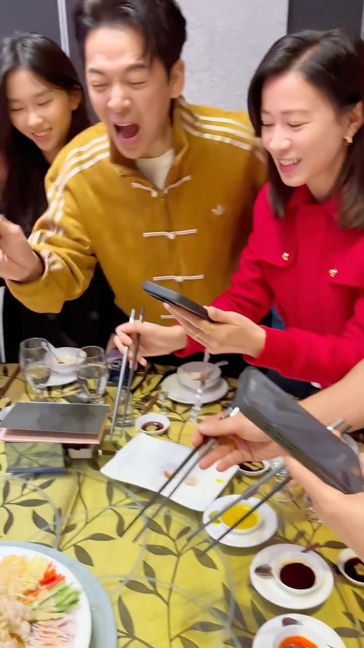 郭政鴻農曆新年與好友聚會,兩個女兒也有現身。