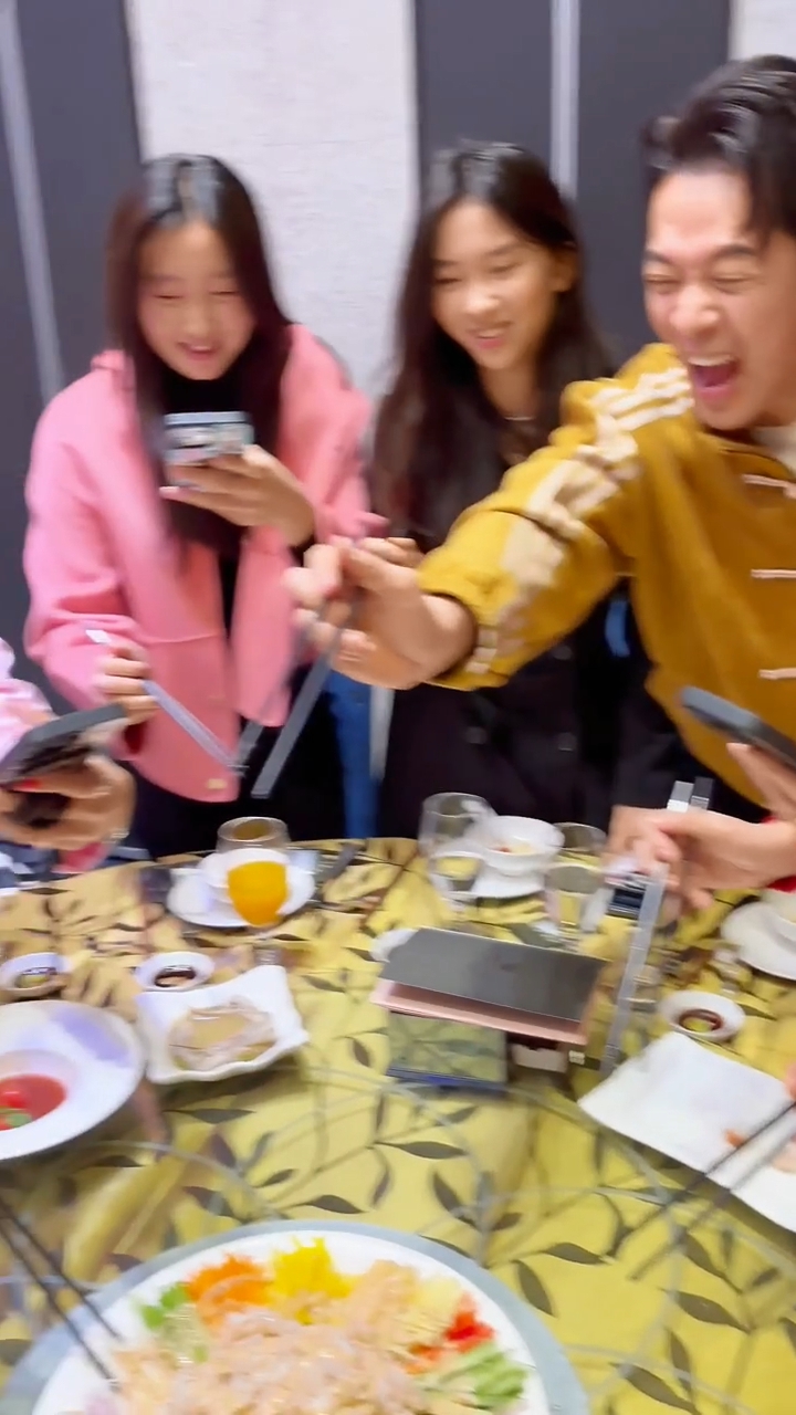 郭政鴻的兩個女兒同樣有到場。