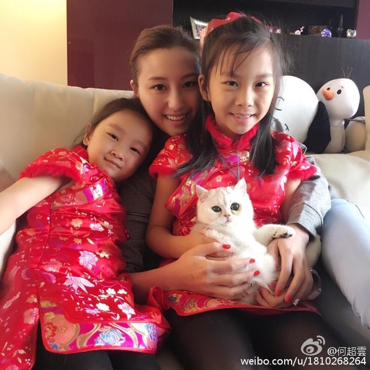 因陳山聰的關係,何超雲曾擔任郭政鴻女兒的契媽。