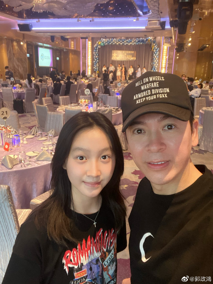 細女郭詠之小學畢業,郭政鴻陪同她出席謝師宴。