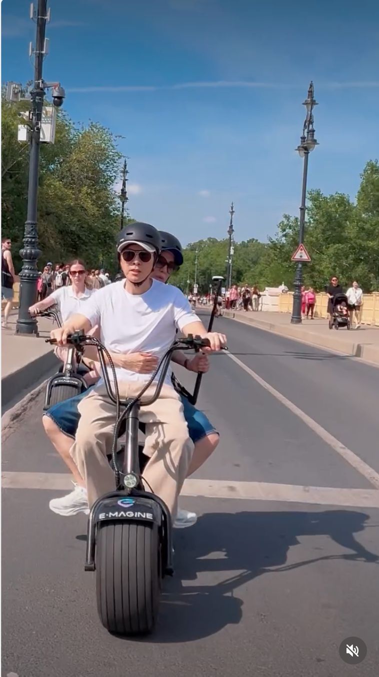 汪詩詩今日分享一家人在布達佩斯騎電動車的影片。