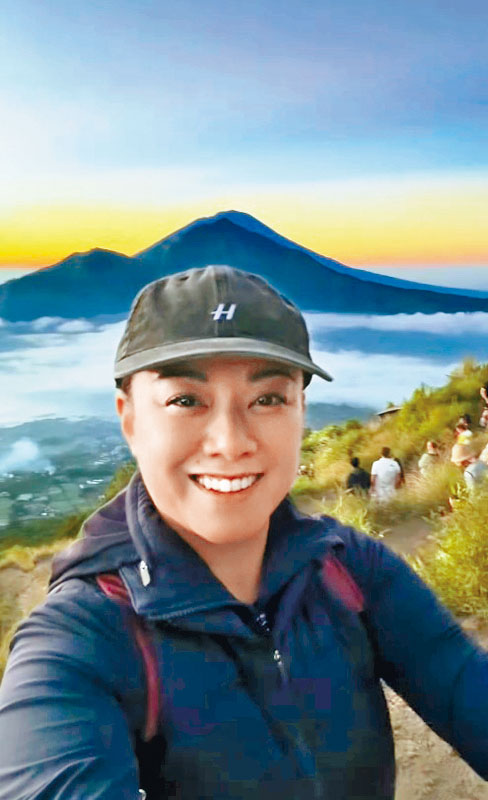 廖碧兒春風滿面行山，似乎有些「幸福肥」。