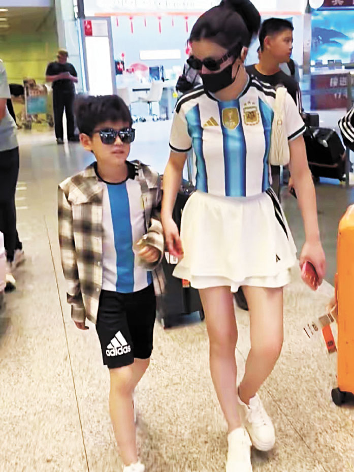 母子二人身穿同款阿根廷國家隊球衣。網上圖片