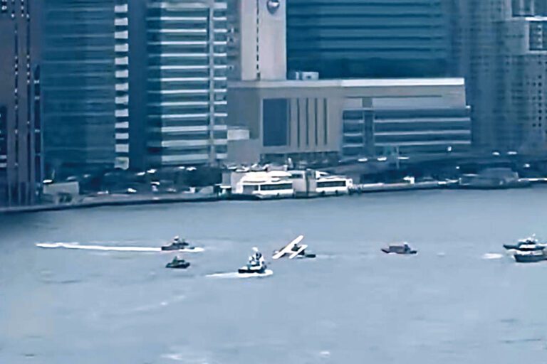 水上飛機在東河降落時突遭巨浪擊中翻側，機翼沒入水中。 美聯社