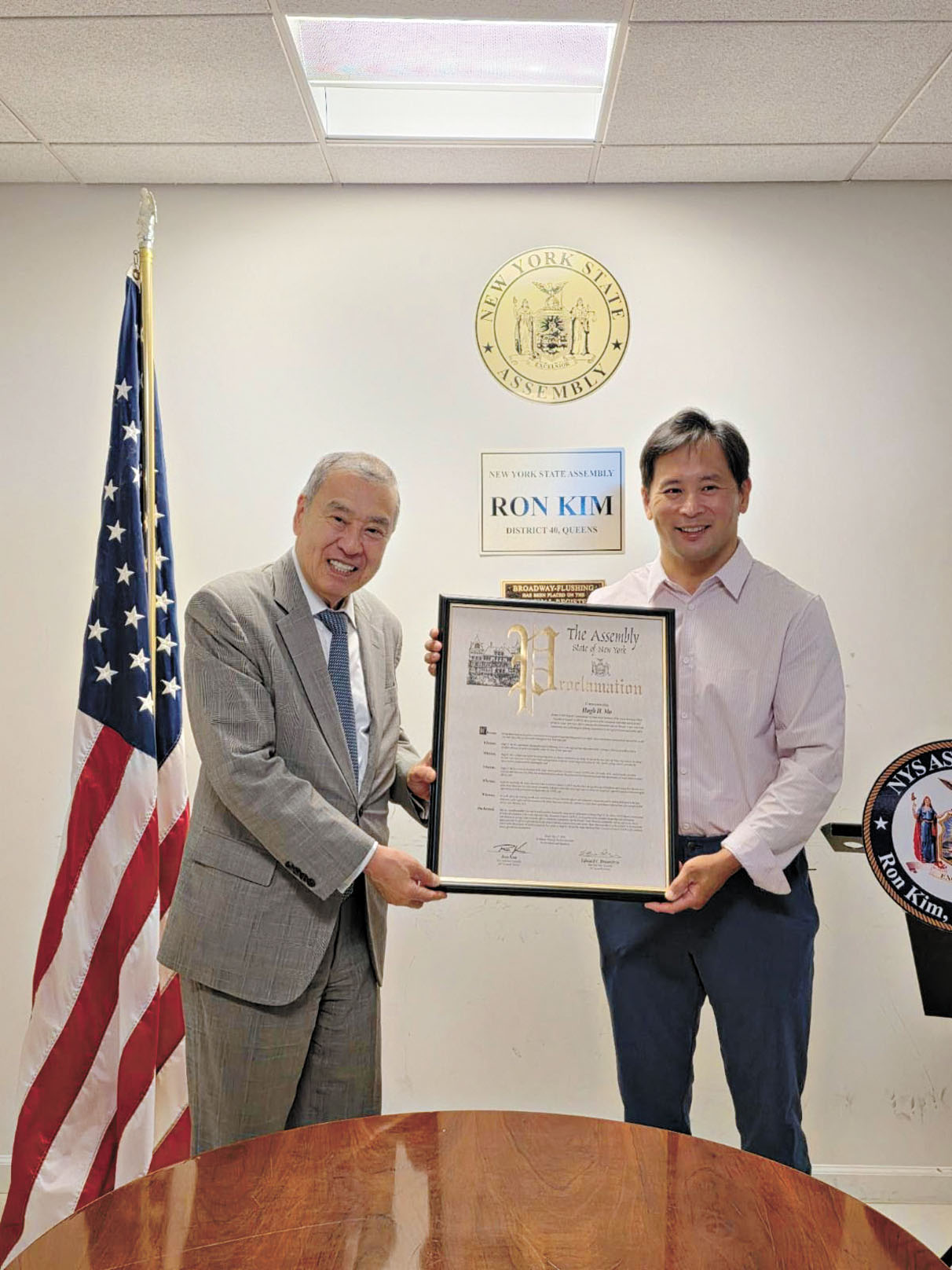 州眾議員金兌錫頒發州議會褒揚狀,表彰亞裔莫虎。圖片來源:金兌錫辦公室