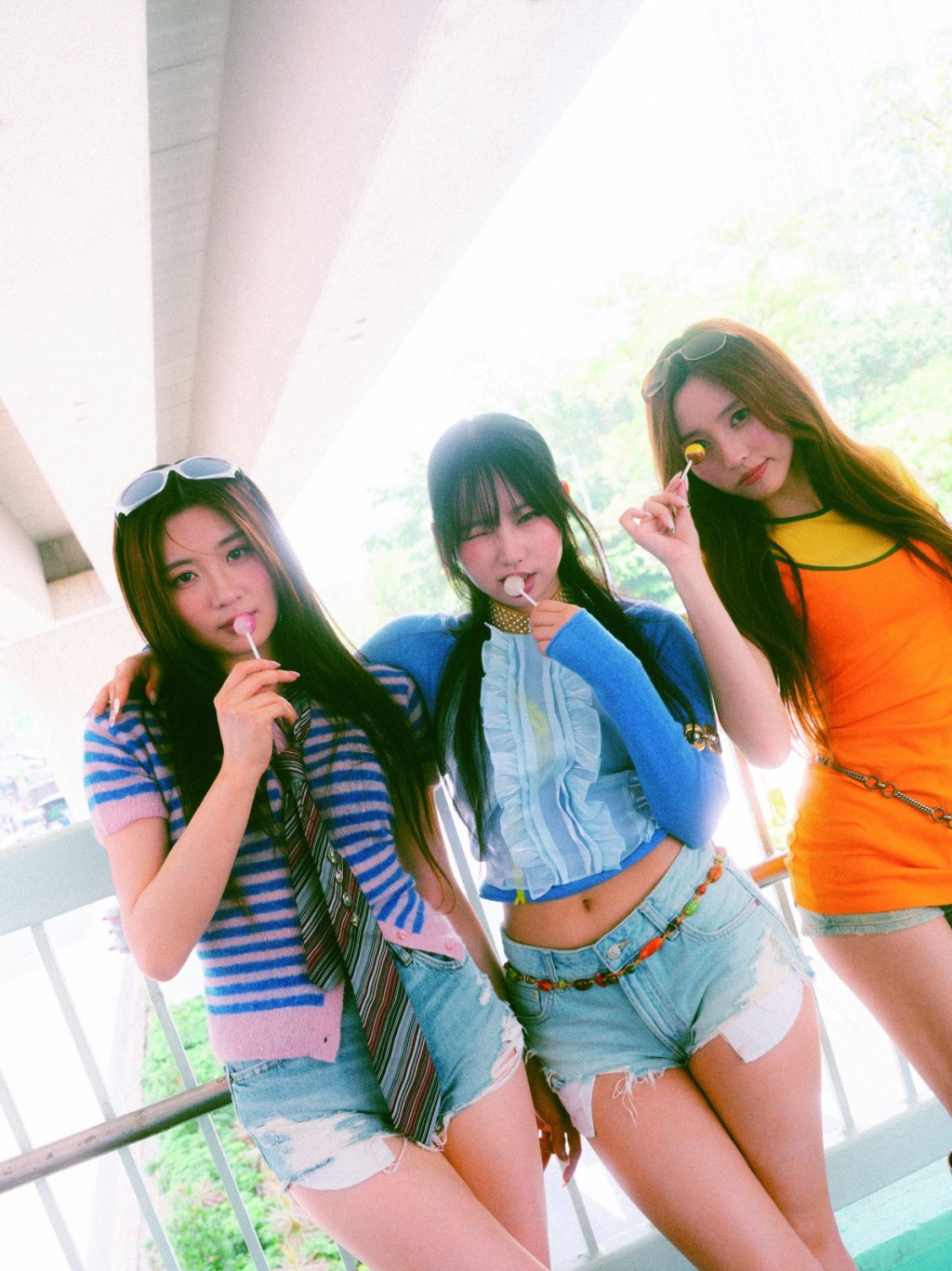 Candy、Day、Ivy（左至右）在拍攝期間一起食棍仔糖。