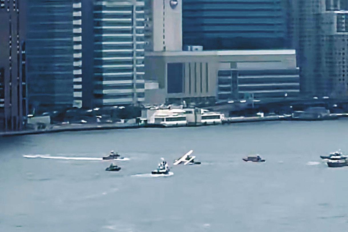 一架水上飛機5日在紐約市東河迫降時發生顛簸，造成兩人輕傷。美聯社