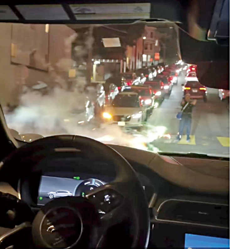 民眾乘坐的Waymo駛過燃放中的煙花，車子周圍冒起火苗。KRON4電視截圖