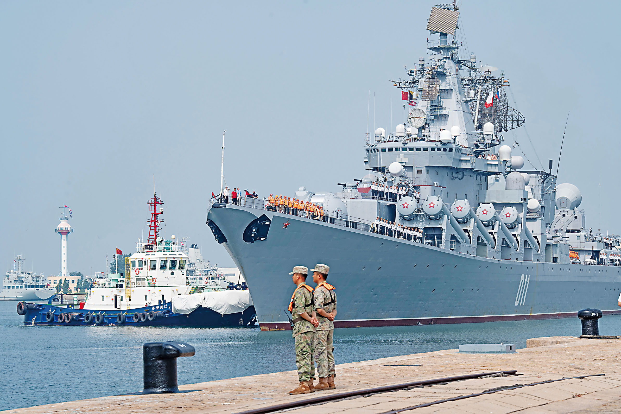 參加「海上聯合-2026」聯合演習的俄海軍「瓦良格」號導彈巡洋艦靠泊青島軍港。新華社