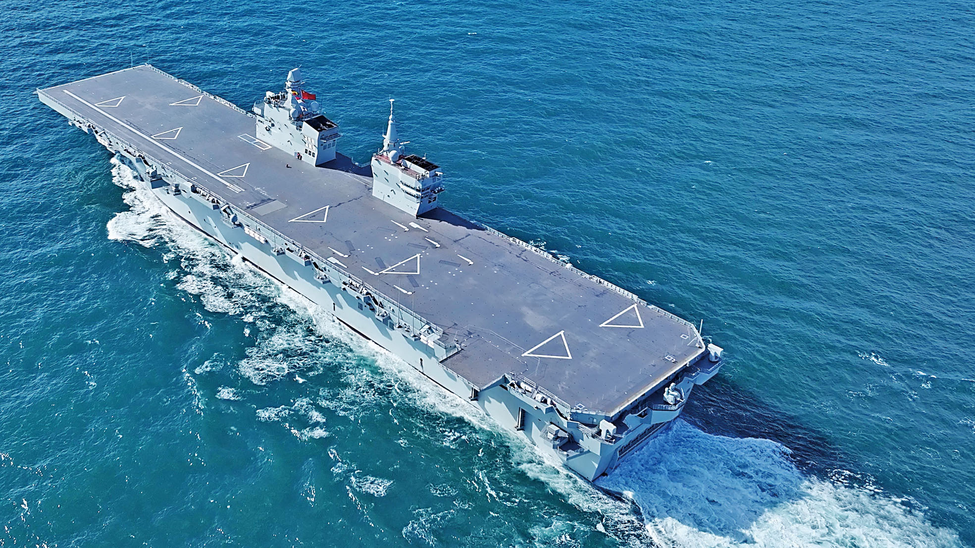 「四川艦」去年11月完成為期三天的首次航行試驗任務，順利返回船廠碼頭。新華社資料圖片