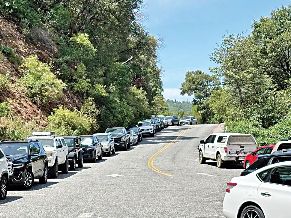 大量車輛停滿49號公路兩側的路肩,不少為非法停泊。內華達縣縣府