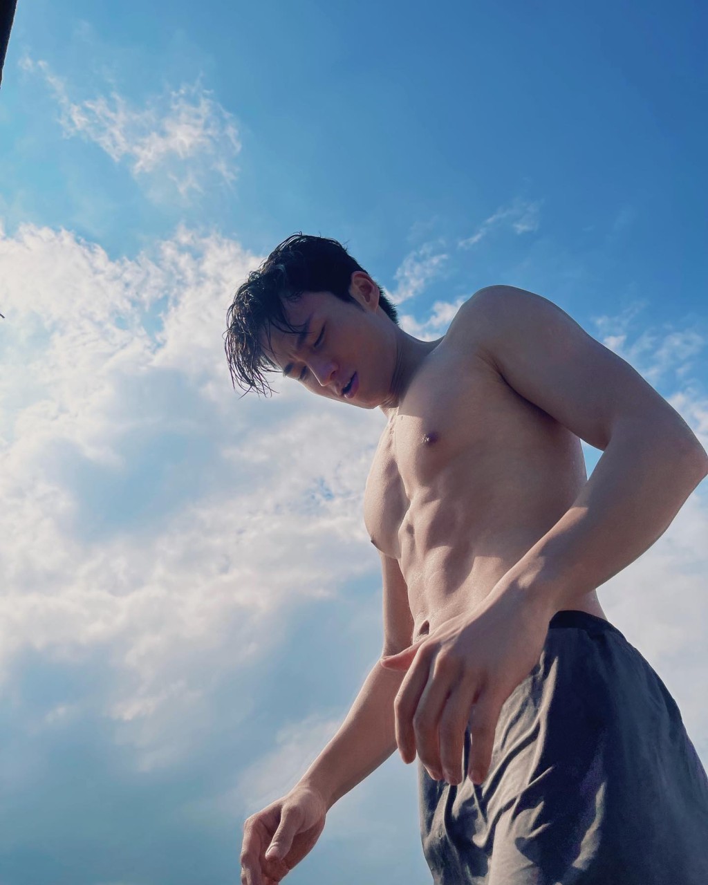 周嘉洛展現健碩肌肉，被網民封為新晉男神。