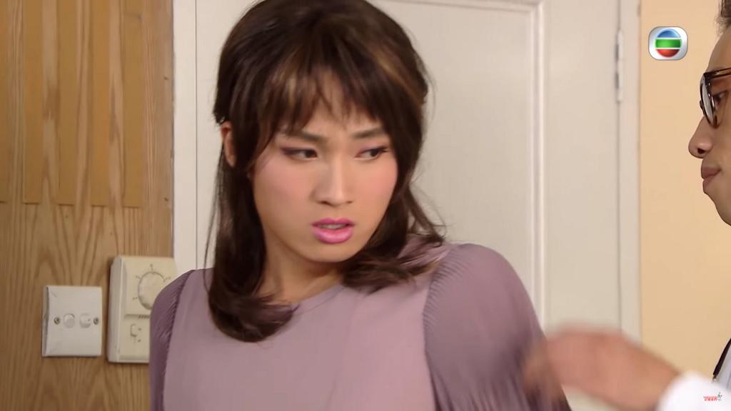 周嘉洛在劇中以女裝造型進行偵查。
