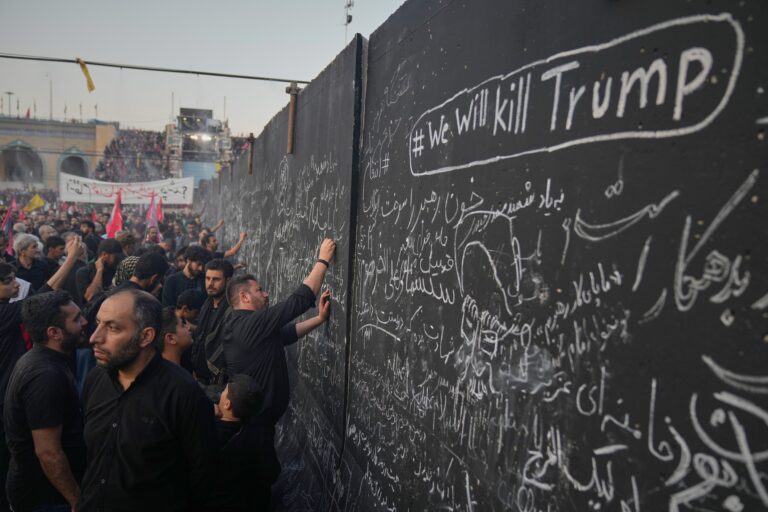伊朗最高領袖哈梅內伊國葬 民眾高喊向特朗普復仇 街頭現「KILL TRUMP」標語