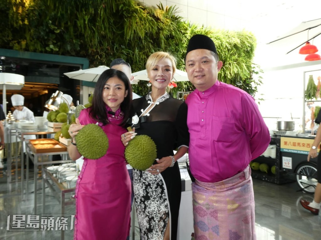 葉子楣與莊美娥邀請了何偉誠師傅，為她們旗下的《榴槤酒店》餐飲部擔任顧問。