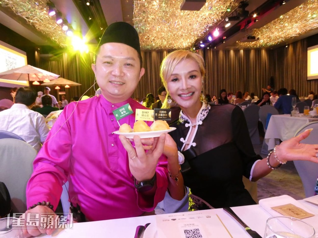 葉子楣與莊美娥日前擔任「第八屆唯港薈馬來西亞榴槤節」頒獎嘉賓，支持何偉誠師傅。