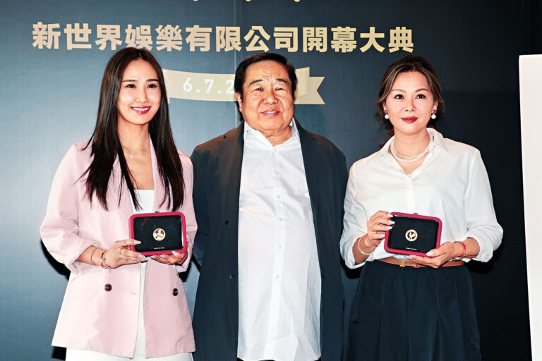 ■姚正菁與林寶玉昨日獲老闆Sam哥贈送紀念金牌。