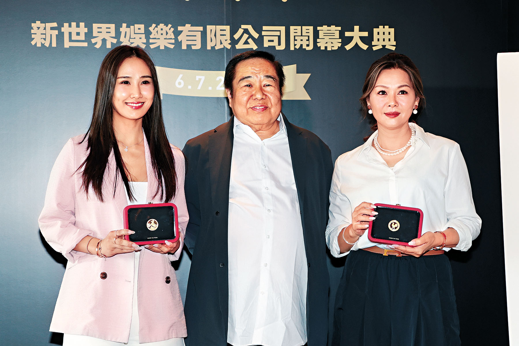 ■姚正菁與林寶玉昨日獲老闆Sam哥贈送紀念金牌。