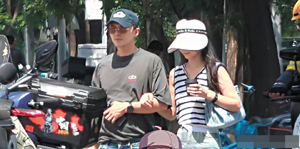 葉祖新與一名女子現身街頭聚會。網上圖片