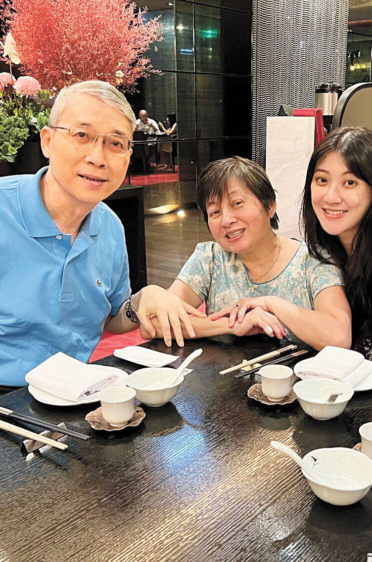 ■林逸欣和父母的合影。網上圖片