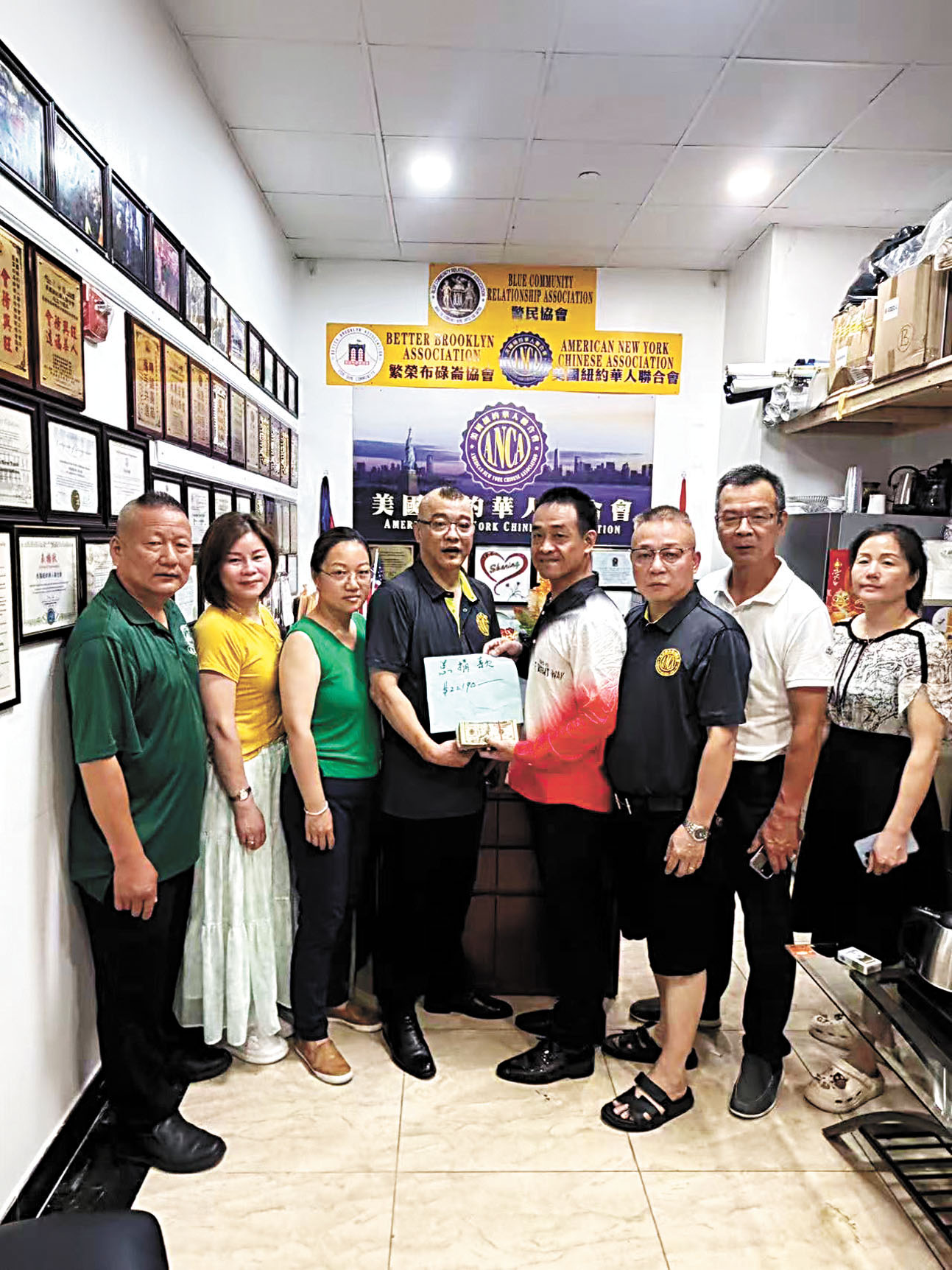 黃啟旺(左一)和謝曉瓊(左三)等人3日將善款交至林海光同宗堂弟手中。美國紐約華人聯合會提供