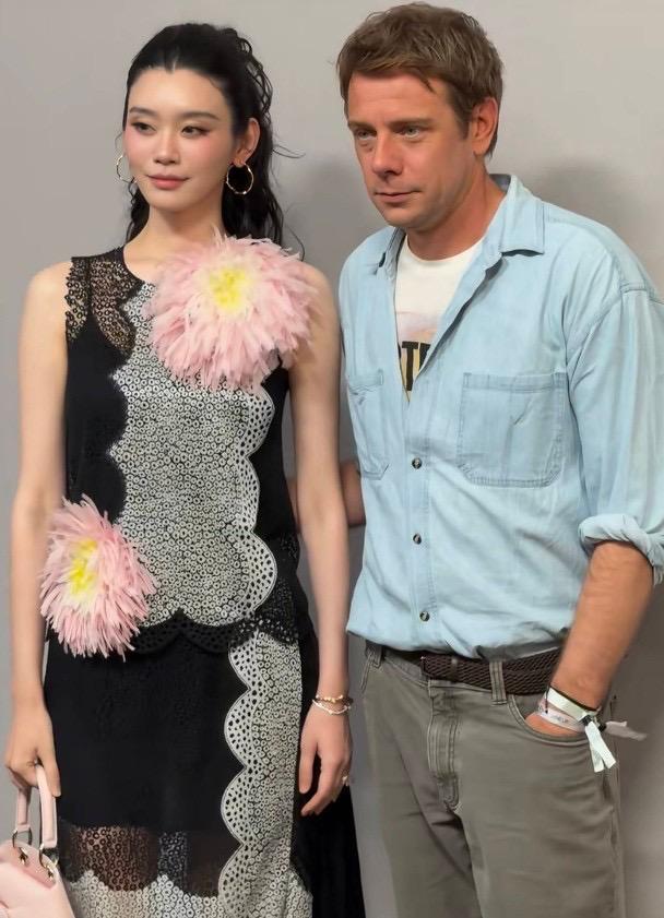 名模奚夢瑤亦有亮相,並與品牌美術總監合影。
