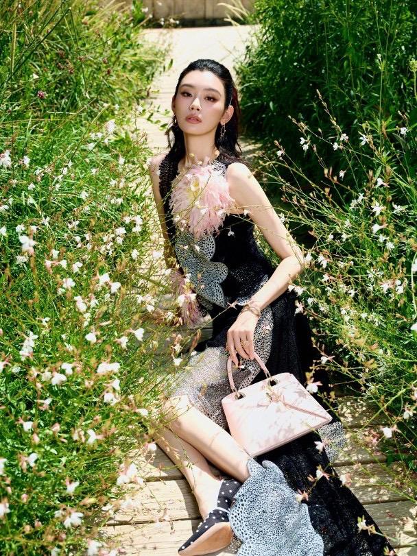 奚夢瑤現身巴黎時裝周,她結婚時的婚紗正是出自該品牌。