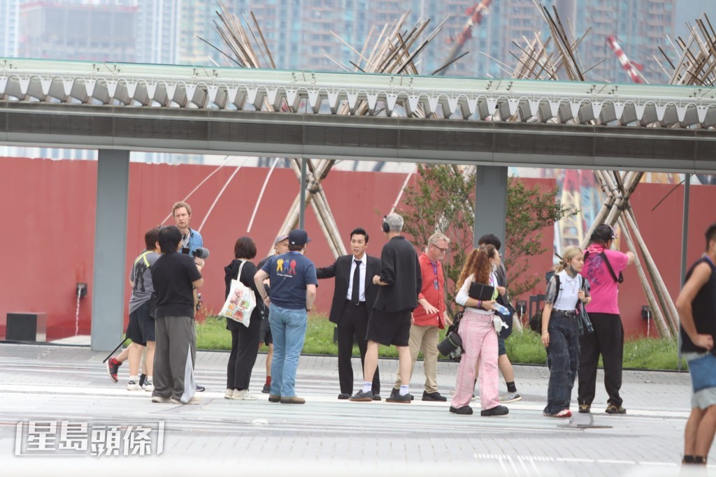 甄子丹與工作人員仔細研究拍攝走位。