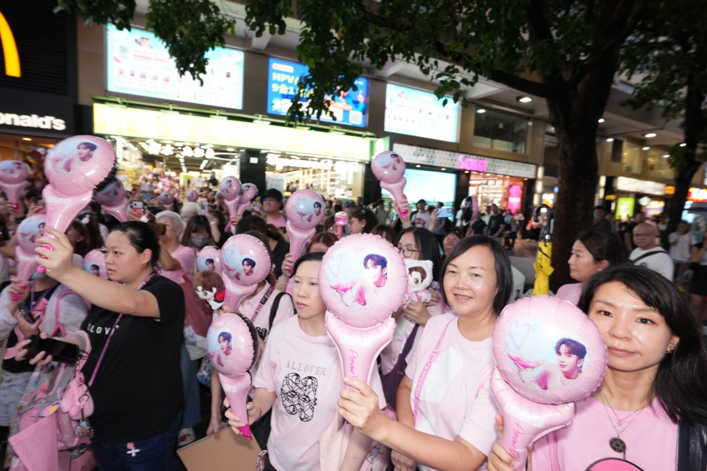 神徒們一邊為教主慶生，一邊參與善事。