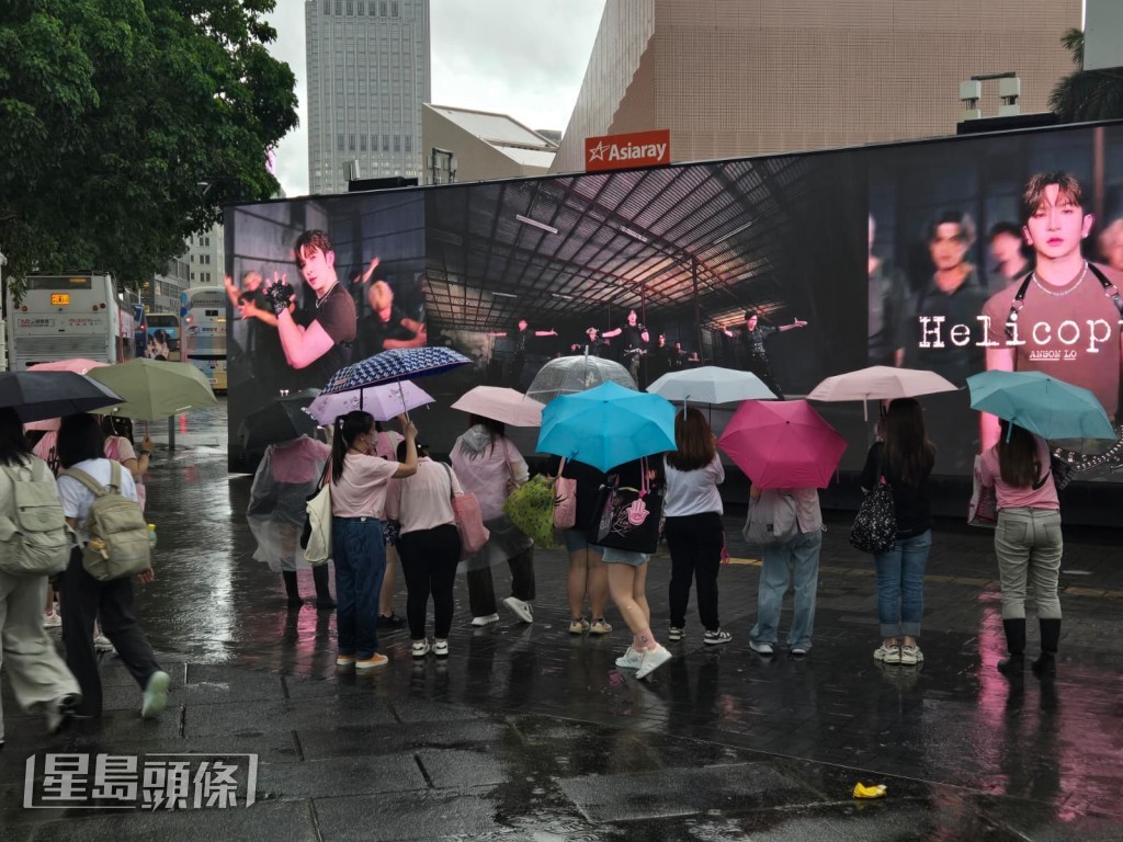 神徒們無懼暴雨，堅持參與活動。