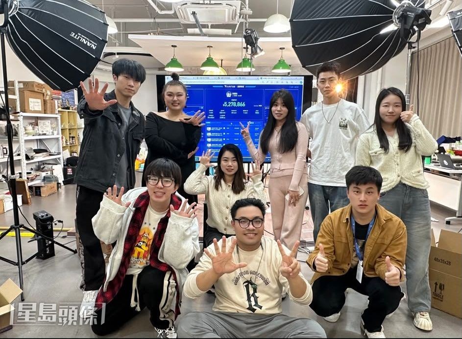 汪汪(後左一)與細細粒合作關係長久。