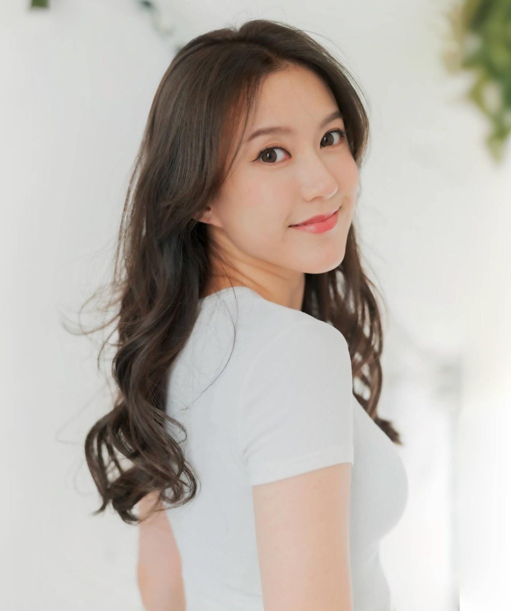 羅雪妍2020年參選港姐,最終在12強止步,其後獲TVB簽約。