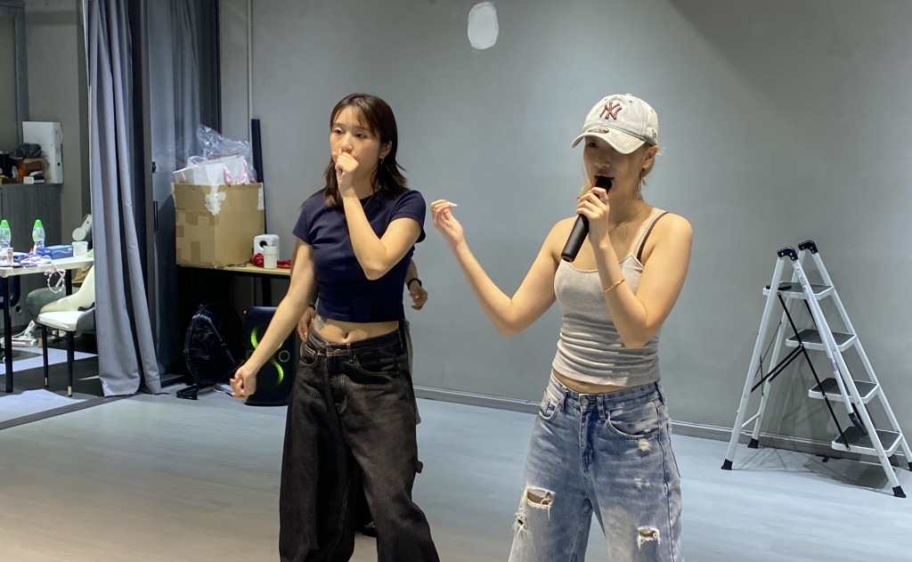 她正為星期六的首場個人演唱會作最後準備。