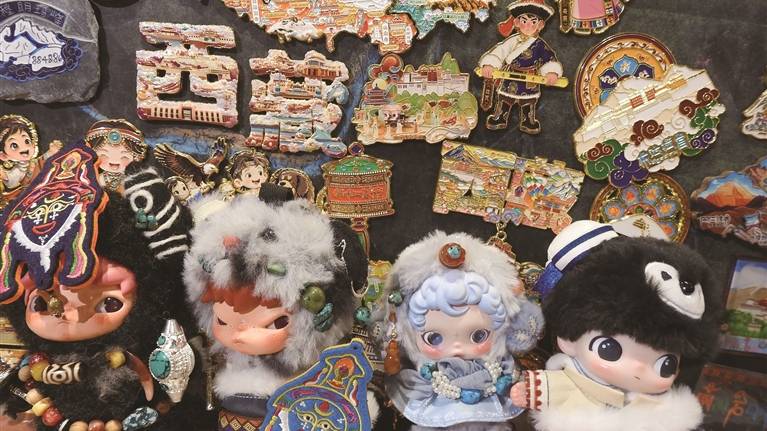 西藏版LABUBU潮玩走紅 藏袍娃衣結合非遺工藝展現文化新貌