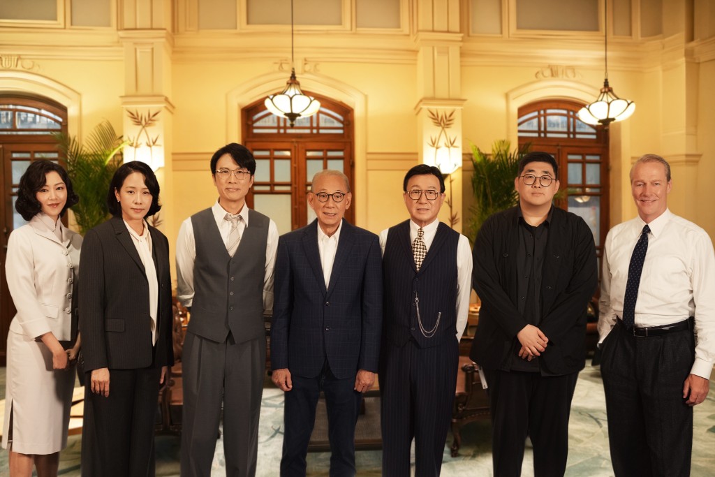 英皇集團主席楊受成博士與陳茂賢導演、黃子華、許冠文、林嘉欣、衛詩雅及Iain Glen在開鏡儀式上合照。