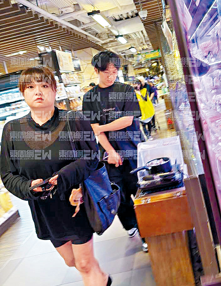 「細細粒」被捕捉到與小鮮肉在香港街頭約會。《東周刊》圖片