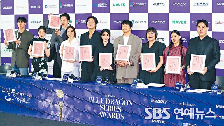 上屆青龍系列獎的IU（右五）、朱智勳（左五）等10位得主亮相打手印儀式。