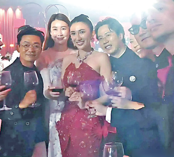 王寶強攜馮清出席婚宴 。網上圖片