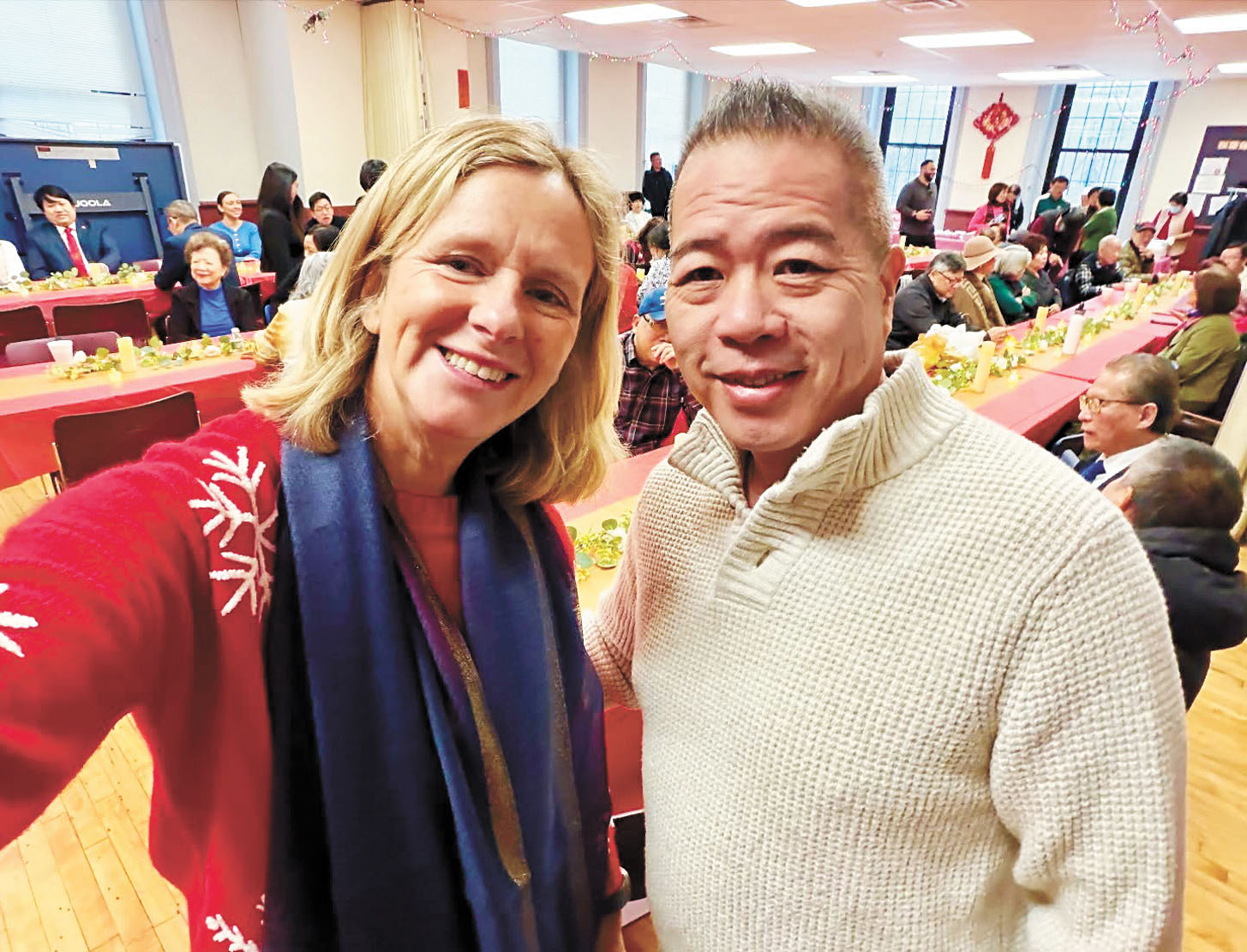 （左起）墨菲議員同陳孔恩警官在唐人街的活動中合影。 檔案圖片