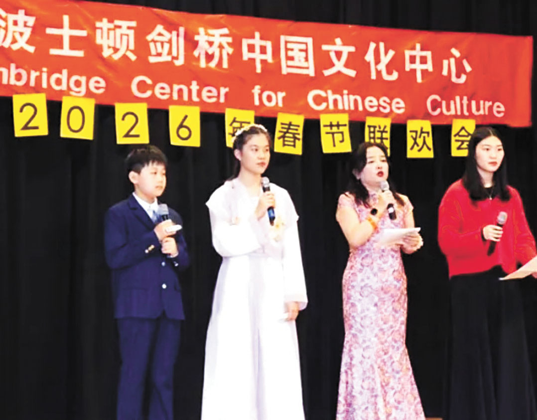 (左三起)蒼珍、紀虎民、陶凱等在華文教育研討會現場合影。