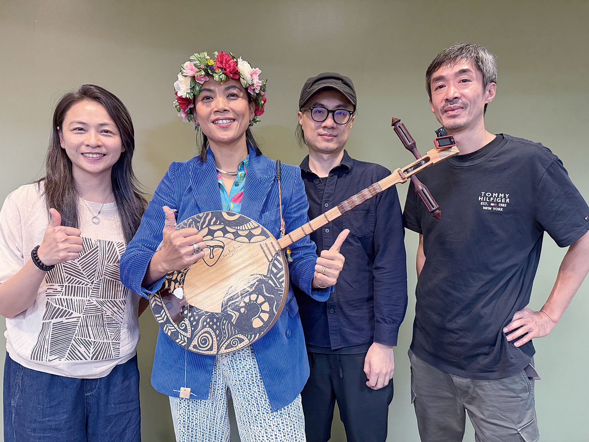 原住民歌手戴曉君及團隊成員接受專訪。