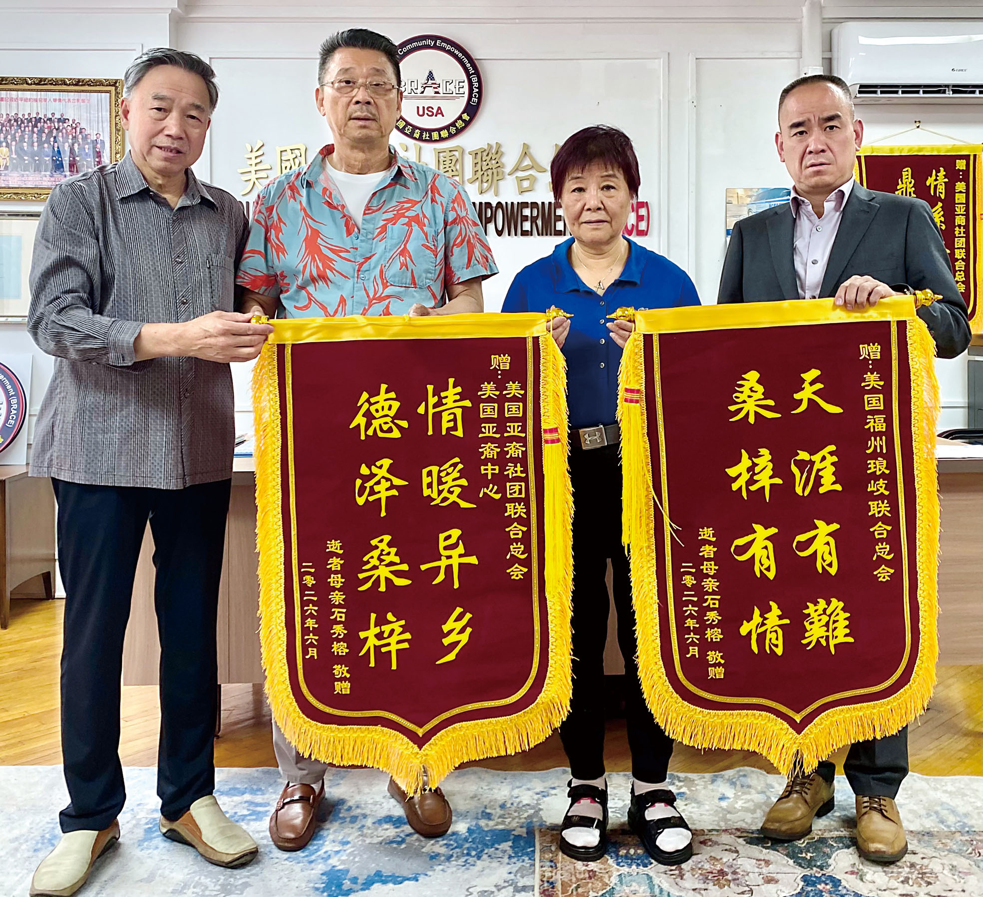 王孟新(左一)、陳善莊(左二)和江富春(右一)7日接受石媽媽(右二)頒發錦旗。 張之銘攝