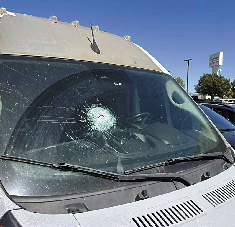 箱型車的擋風玻璃被擊穿了一個洞。加州公路巡警