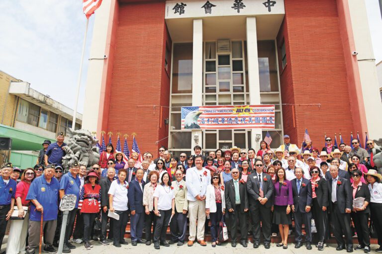 出席嘉賓在會館大樓前大合照。記者陸新攝