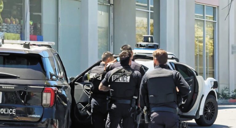 警方將兩名涉案少年帶走調查。聖馬刁市警察局