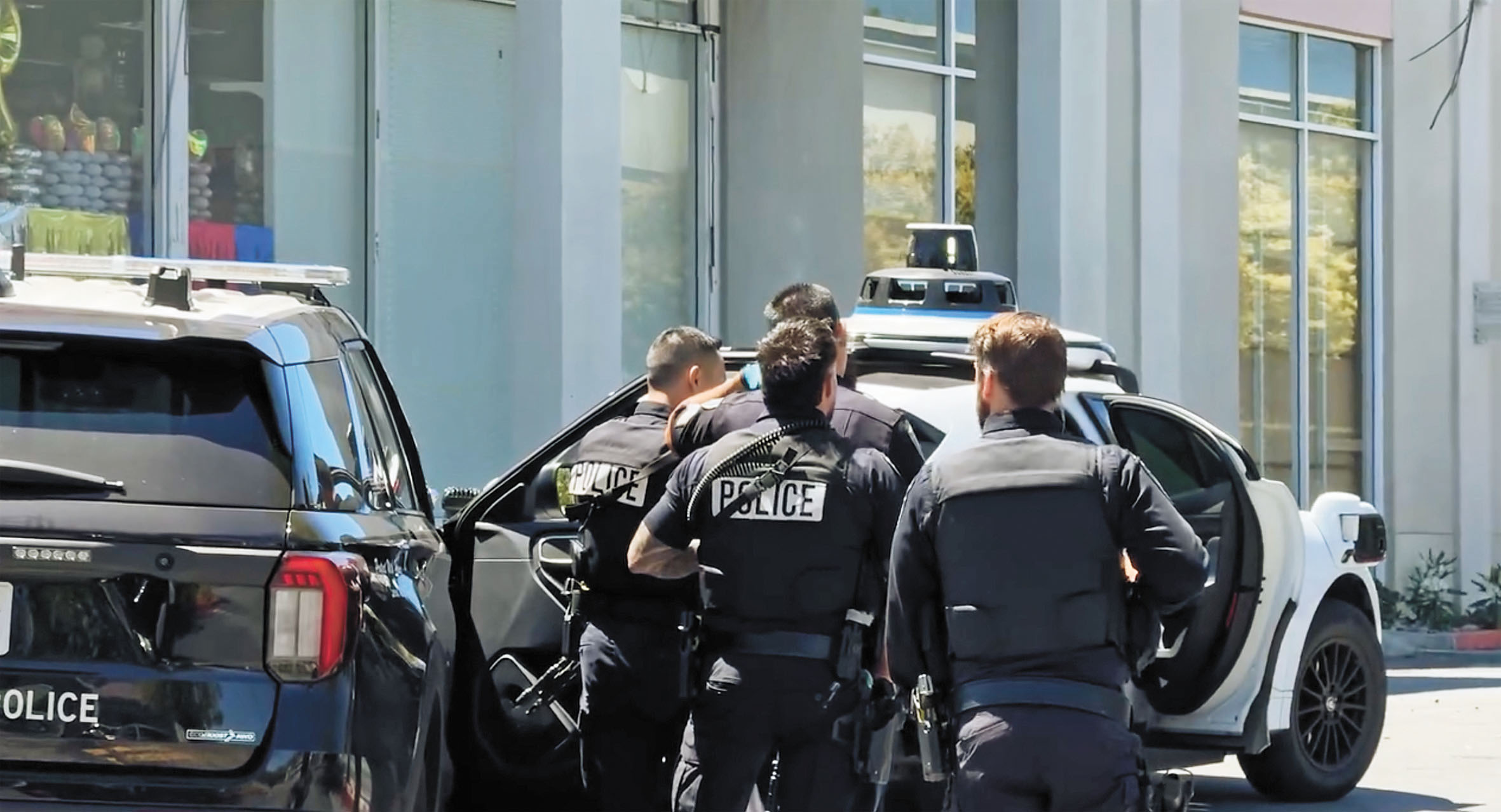 警方將兩名涉案少年帶走調查。聖馬刁市警察局